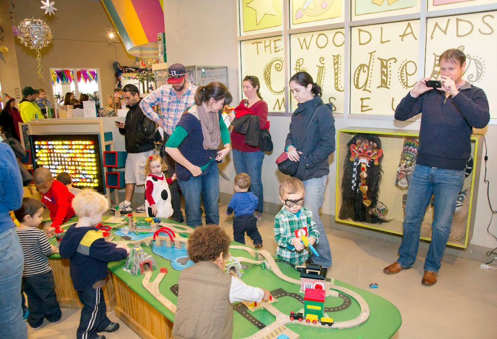 Play around. Seattle children's Museum. The Woodlands children's Museum. Worldwide Day of Play картинки.